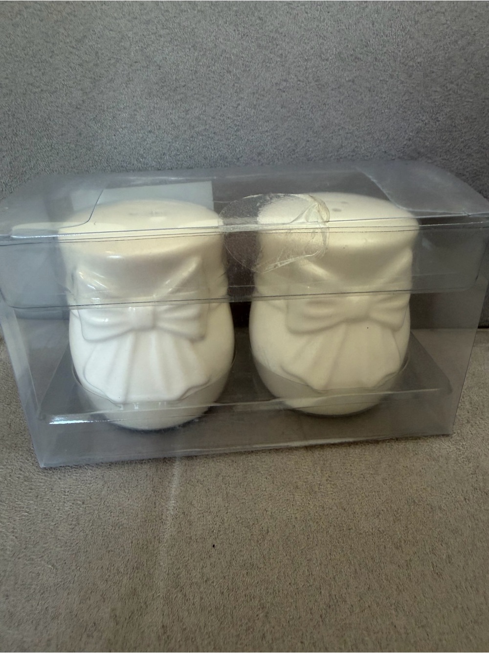 🎀5for $25 🎀 white bow salt and pepper shakers